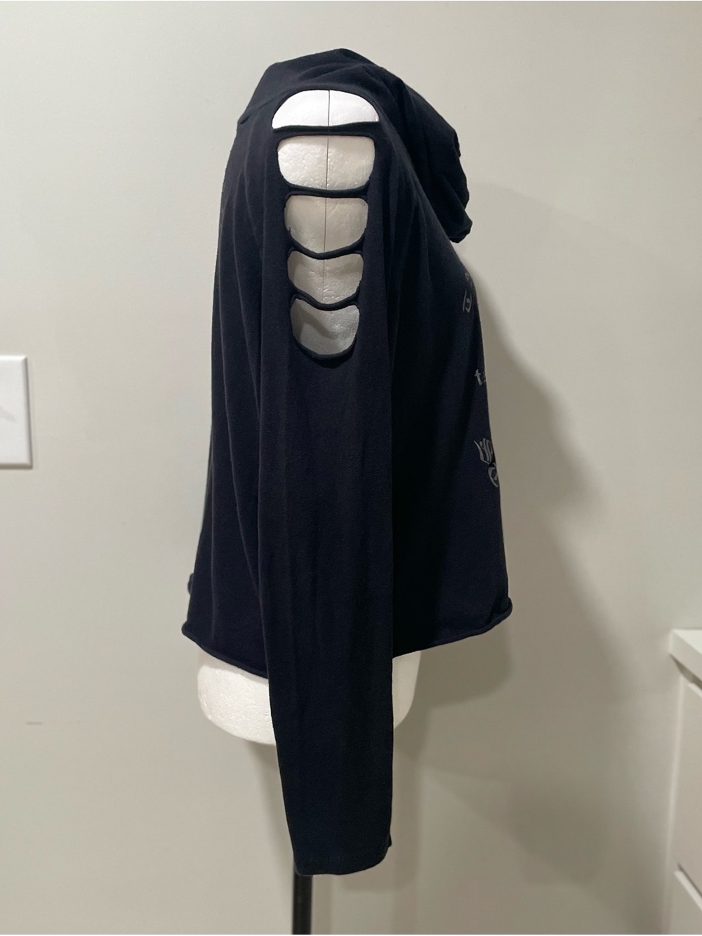 Taylor Swift Reputation Stadium Tour Raw Crop Hem Cut Out Shoulder Edgy Hoodie T - Picture 9 of 11
